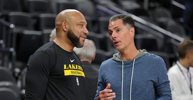 NBA：勇士主场击败小牛 库里三分火力全开（NBA：勇士主场击退小牛 库里三分如雨）