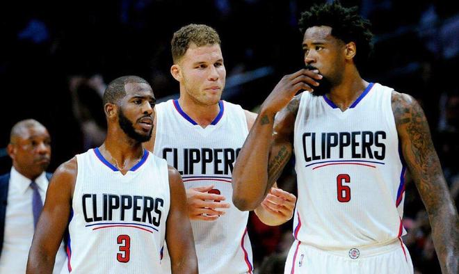 皇马后防问题严重，阿诺德伤缺，球员轮换困难，姆巴佩虽强但后防乏力，形势严峻。（皇马防线告急：阿诺德伤停致轮换受限，姆巴佩难掩后防短板，形势不容乐观）