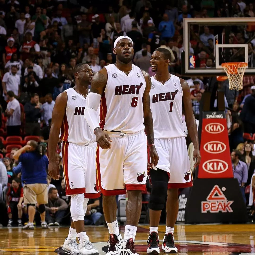 世界杯球票秒售罄，球迷抢票大战升级（世界杯门票瞬售一空，球迷抢票大战加剧）