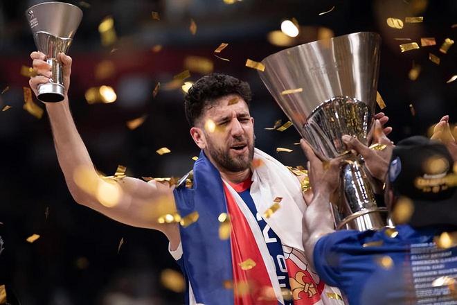 孔帕尼：阿方索等人复出的故事，是我们点燃团队精神的新火焰（孔帕尼：阿方索等人的回归经历，为团队精神注入新的火种）