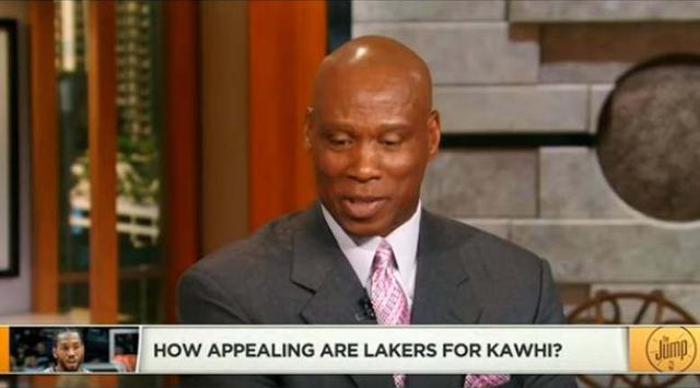 穆雷半场18分单节独得12分，上半场突破万分里程碑大关（穆雷上半场砍18分、单节揽12分，生涯万分里程碑上半场达成）