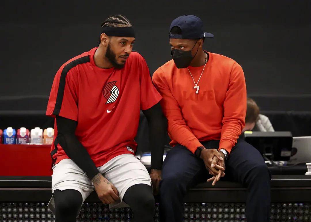 热刺抵达韩国受到热烈欢迎，有球迷在与麦迪逊合影时激动流泪（热刺抵韩获盛情迎接，球迷与麦迪逊合影激动落泪）