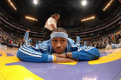 中场核心连续突破防守制造射门机会（中场指挥官连续冲击防线创造射门良机）