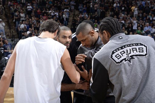 球队完全把节奏掌握在自己手里（球队牢牢掌控比赛节奏）